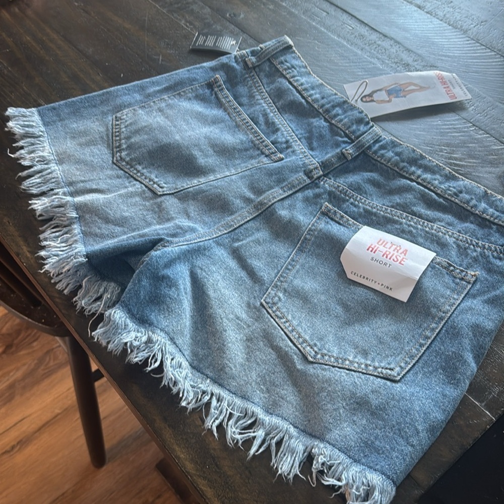 Celebrity Pink NWT Ultra High Rise frayed Shorts Size: 30 / 11 - Picture 4 of 11